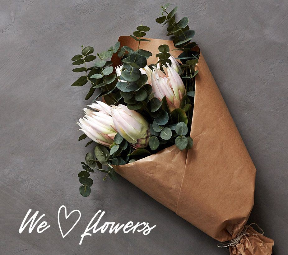 Inred med plastblommor