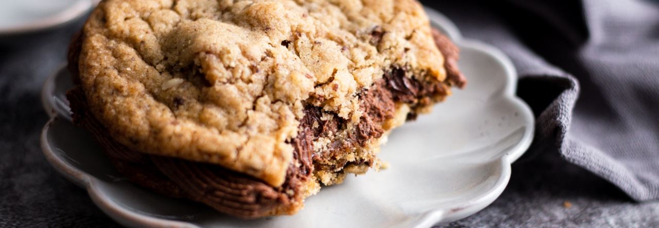 Valnötskakor med chokladfyllning