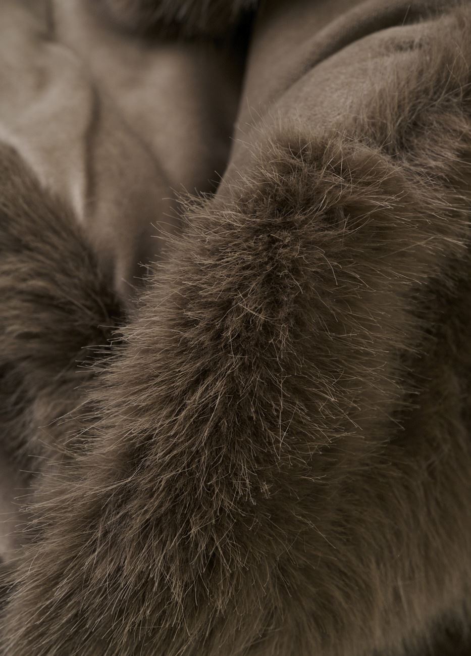 Pläd i pälsimitation taupe - 2