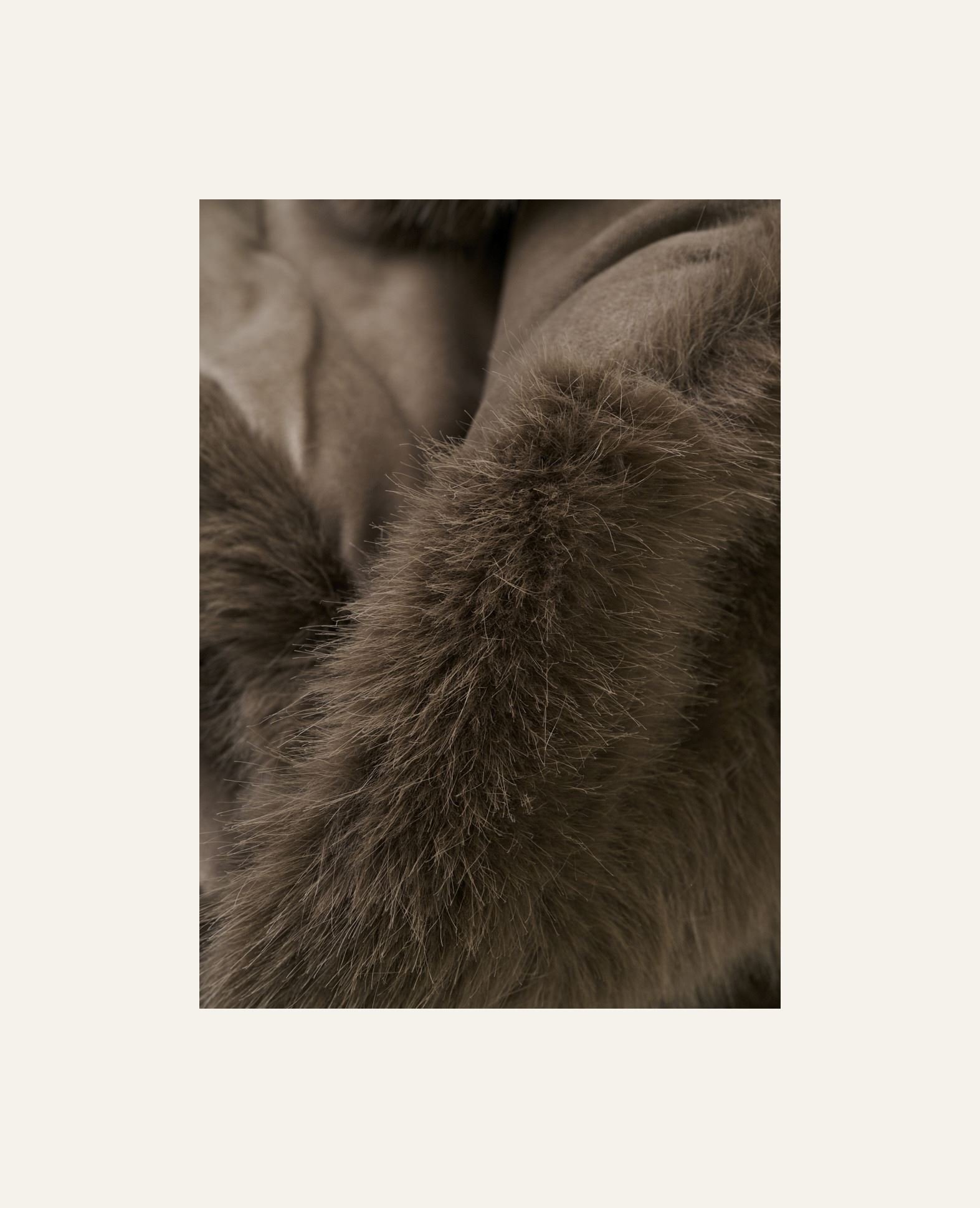 Pläd i pälsimitation taupe - 2