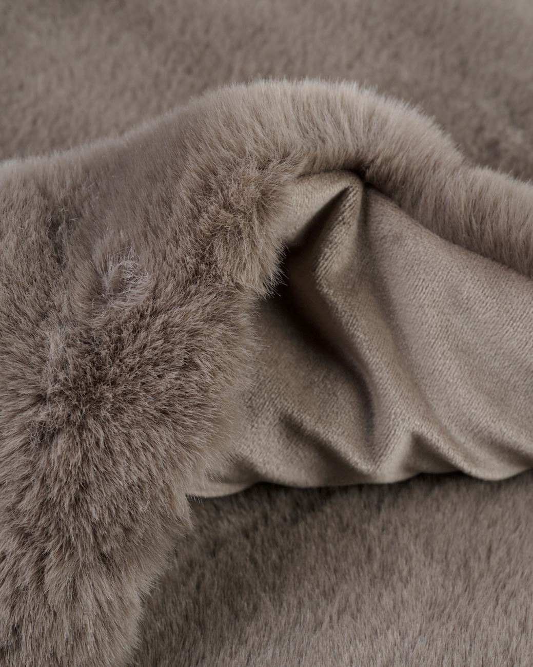 Pläd i pälsimitation taupe - 2