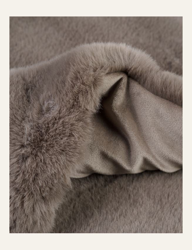 Pläd i pälsimitation taupe - 2