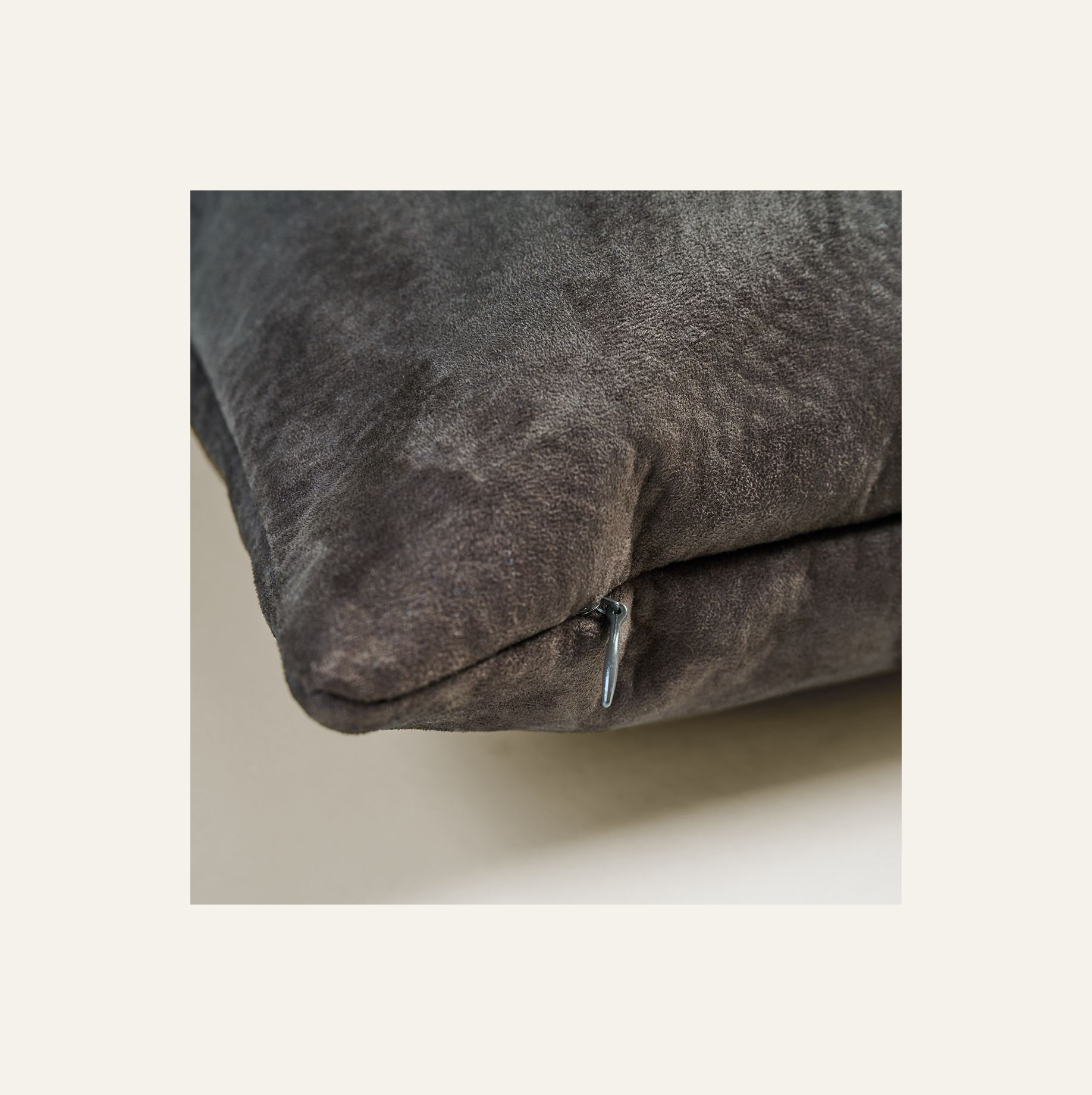 Prydnadskudde mörkbrun - 2