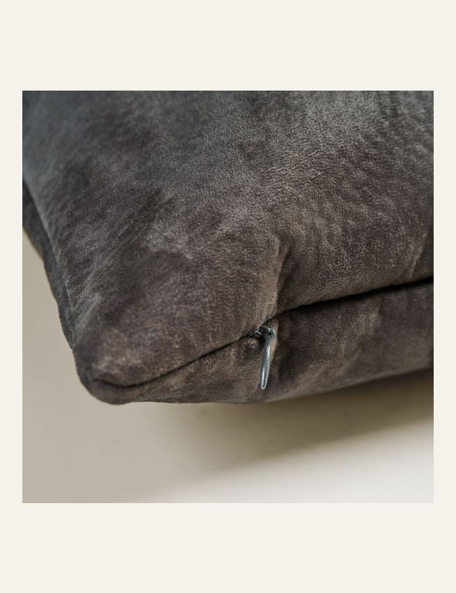 Prydnadskudde mörkbrun - 2