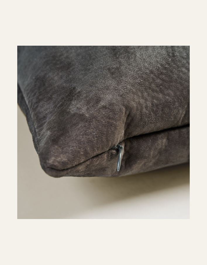 Prydnadskudde mörkbrun - 2