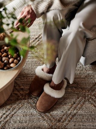 Wooly fårskinnstofflor brun