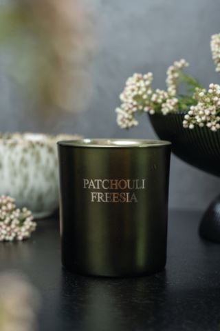 Läs mer om Patchouli Freesia metallic doftljus grön