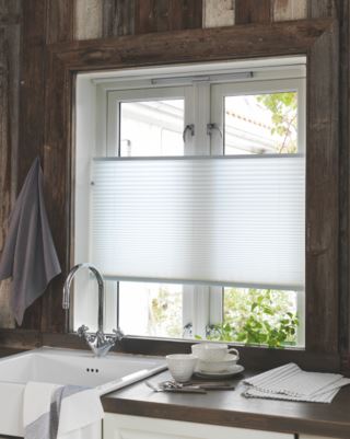 Leah upp & ner ljusfiltrerande plisségardin vit