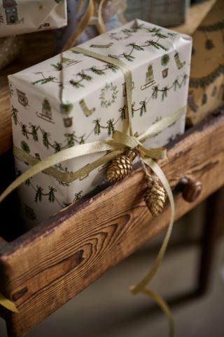 Christmas feel presentpapper offwhite