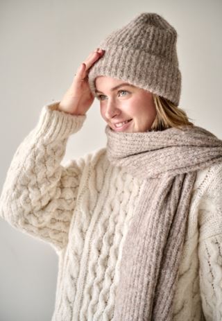 Willow stickad halsduk sand